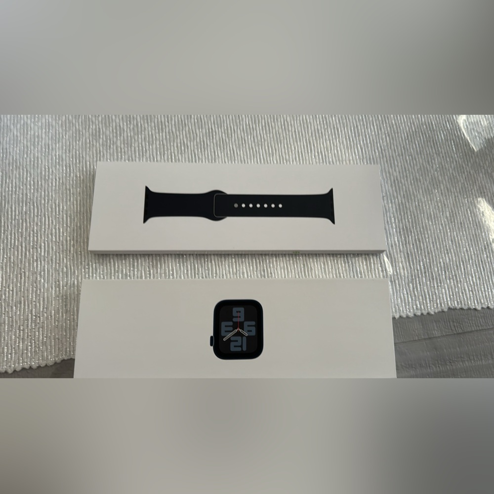 Apple watch SE 44 millimeter midnight blue